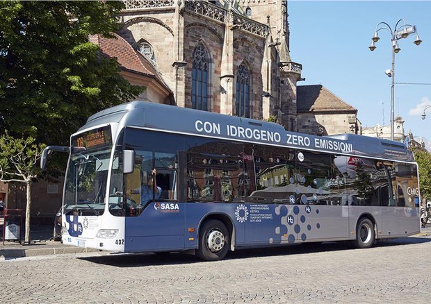 Uno dei bus ad idrogeno a Bolzano.