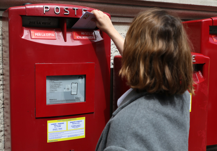 Una delle nuove cassette postali “smart” presentate a Milano. Sono dotate di uno schermo ad e-ink tramite il quale possono fornire informazioni utili ai cittadini.