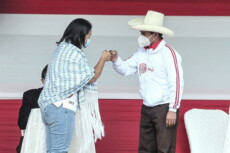 Keiko Fujimori e Pedro Castillo si salutano prima di un dibattito in Peru,.