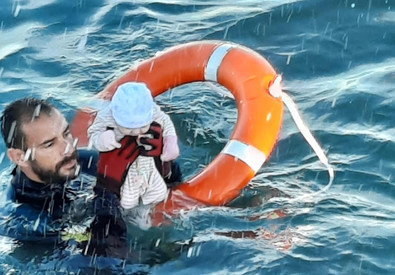 Un agente della Guardia Civil salva un neonato a Ceuta.