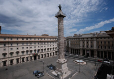 Piazza Colonna e Palazzo Chigi, sede del Governo della Repubblica Italiana e residenza del presidente del Consiglio dei ministri.