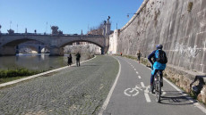 Un tratto di pista ciclabile sul Lungotevere a Roma.