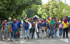 Un gruppo di indigeni presidia un blocco stradale durante le proteste in Colombia.