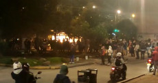 Incendio del CAI (Centro Attenzione Immediata) della polizia nel quartiere Candelaria La Nueva in Bogotá, durante le recenti proteste.