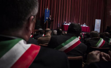 Un momento della riunione dell'Anci dei Comuni italiani nel teatro Quirino con i sindaci con la fascia tricolore.