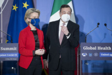 Il premier Mario Draghi con la presidente della Cpommissione Europea Ursula von der Leyen durante la conferenza stampa nel Global Health Summit a Villa Pamphilij, Roma.