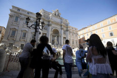 Turisti e romani intorno alla Fontana di Trevi dopo la riapertura, 8 Maggio 2021