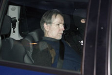 Michel Fourniret, l"Orco delle Ardenne" dentro un auto della polizia