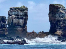 L'arco di Darwin nelle Galapagos, dopo il crollo della parte superiore per efetto dell'erosione natu