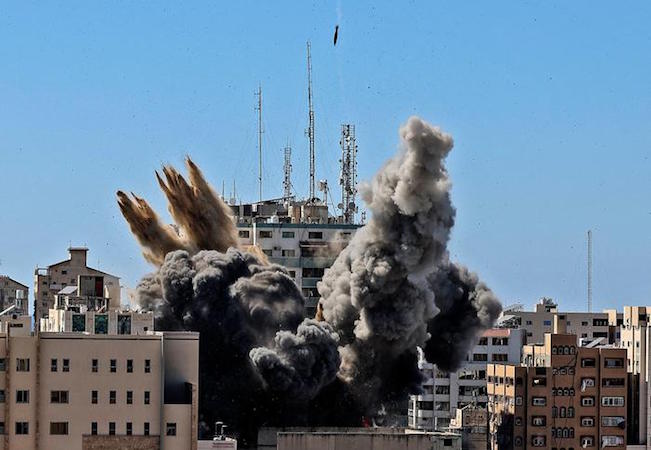 Bombardamento della Jala Tower a Gaza, sede di agenzie di notizie e della tv Al-Jazira