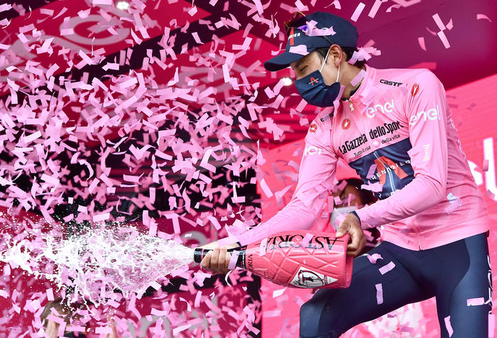 Il colombiano Egan Arley Bernal Gomez festeggia la vittoria nel Giro d'Italia dopo l'arrivo a Milano.