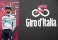 Cartello sul Giro d'Italia.