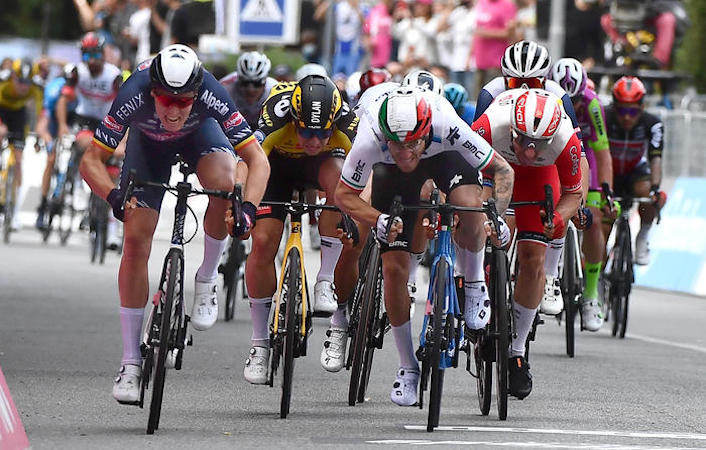 Lo sprint di Tim Merlier che si aggiudica la seconda tappa del Giro d'Italia, Stupinigi - Novara.