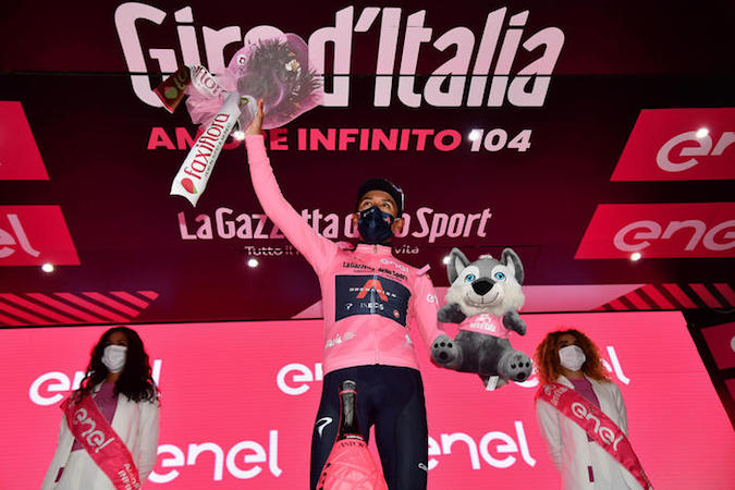 Egan Arley Bernal Gomez sul podio di Campo Felice festeggia la maglia rosa.