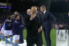 Pep Guardiola bacia la medaglia dopo la sconfitta in Champions.