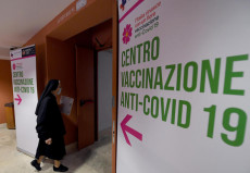 Una suora entra nell'hub vaccinale allestito nell'Auditorium Parco della Musica a Roma.