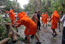 Soccorritori sgomberano erano una strada in Goa, India, dopo il passo del ciclone Tauktae, India
