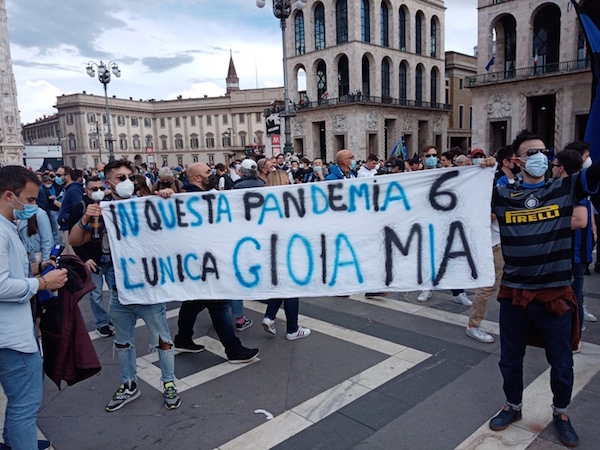 Lo striscione di alcuni tifosi dell'Inter: In questa Pandemia sei la gioia mia