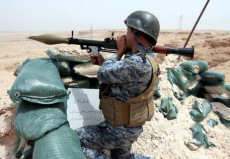 Un soldato iracheno con un lanciarazzi.