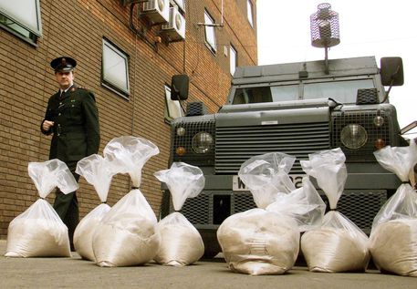 Il capo ispettore Ken Henning della agenzia di polizia inglese "Gendarmeria Reale del Ulster" osserva dei sacchi contenenti 500lbs (277 Chili) di esplosivi fatti in casa, a Belfast.