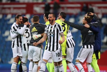 Giorgio Bonucci e compagni della Juve esultano per la vittoria nella finale della Coppa Italia.
