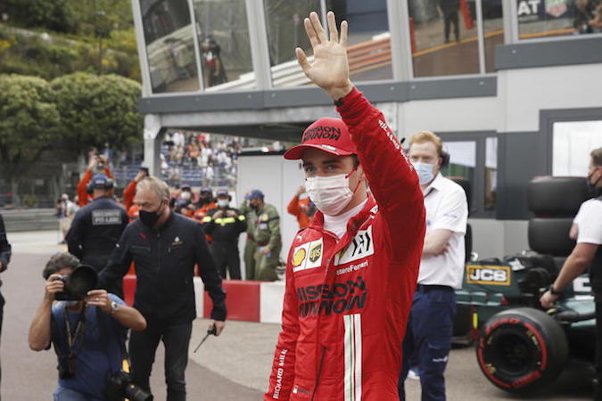Il ferrarista Charles Leclerc saluta dopo la pole nel GranPremio di Monaco