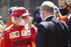 Il pilota della Ferrari Charles Leclerc con il principe Alberto II di Monaco prima della partenza del Gp di F1.
