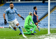 Mahrez del Manchester City segna il primo gol della doppietta realizzata al Psg.