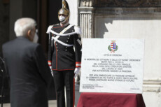 Il Presidente della Repubblica Sergio Mattarella in Piazza del Duomo a Cremona in occasione dello scoprimento di una targa a ricordo delle vittime del Covid-19.