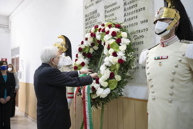 Il Presidente Sergio Mattarella alla caserma "Pietro Lungaro", depone una corona di fiori sulla lapide commemorativa delle vittime delle stragi di Capaci e di Via d’Amelio