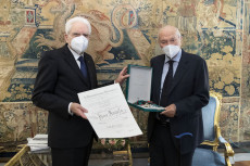 Il Presidente della Repubblica, Sergio Mattarella, con Piero Angela al quale ha conferito l'onorificenza di Cavaliere di Gran Croce dell'Ordine al Merito della Repubblica Italiana.