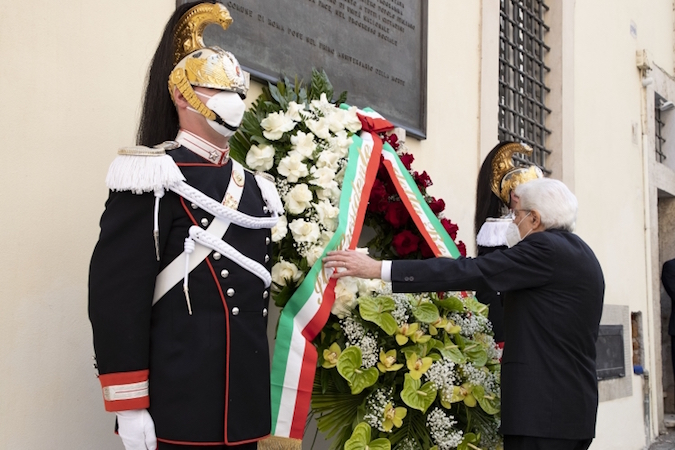 Il Presidente della Repubblica Sergio Mattarella depone una corona sotto la lapide che ricorda il luogo del ritrovamento del corpo dell'on. Aldo Moro