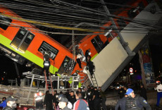 Soccorritori al lavoro nella metropolitana in Cittá del Messico, dopo il crollo di un ponte nella via ferroviaria.