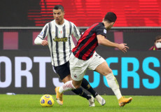 Ronaldo cerca di sfuggire a un difensore del Milan nella partita di andata. (ANSA)