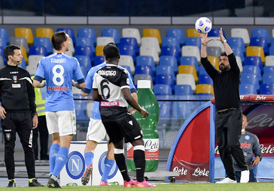 Gattuso prende un pallone fuori campo durante la partita Napoli-Udinese.