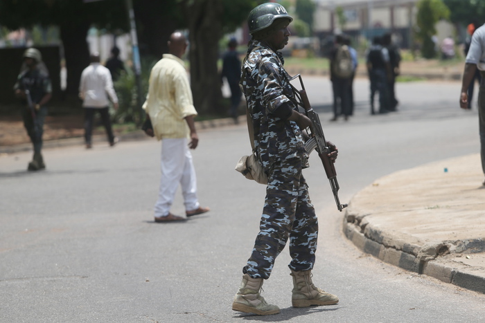 Militari nigeriani pattugliano le strade della capitale.