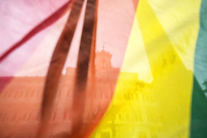 Una bandiera arcobaleno davanti Montecitorio durante il voto sulle unioni civili alla Camera, Roma, (Archivio).
