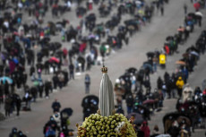 Pellegrini sotto la statua della Madonna di Fatima alla ripresa dei pellegrinaggi