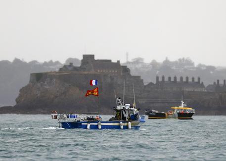 Un barco da pesca francese protesta davanti al porto di Saint Helier nell l'isola britannica di Jersey.