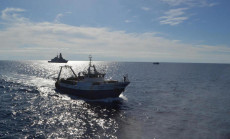I due pescherecci Antartide e Medinea con a bordo i 18 pescatori di Mazara del Vallo scortati da unità della Marina Militare.