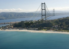 Una elaborazione grafica del progetto definitivo del ponte sullo Stretto di Messina, tratto dal sito www.projectmate.com. ANSA/INTERNET-WWW.PROJECTMATE.COM