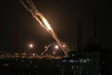 La scia di razzi sparati da Gaza.