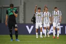 Dybala esulta con le braccia alzate dopo aver segnato il gol del 3-1 al Sassuolo.