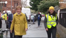Elezioni in Scozia, la prima ministra Nicola Sturgeon visita un seggio