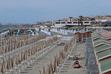 La spiaggia di Ostia in attesa della riapertura.