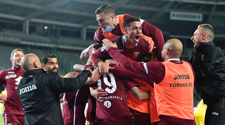 La gioia dei giocatori del Torino per il gol di Vojvoda che segna 1-0 contro il Parma.