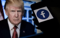 Nella composizione grafica l'immagine di Donald Trump ed il logo della rete sociale Facebook nello schermo di un telefonino.