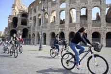 Ciclisti nei pressi del Colosseo nel primo giorno di Zona Rossa. Roma,