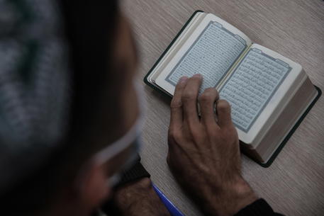 Uno studente uiguro legge il Corano
