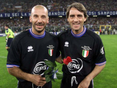 Roberto Mancini (D) e Gianluca Vialli a Genova durante la festa per salutare l'addio di Mancini al calcio giocato, in una immagine del 07 maggio 2001.